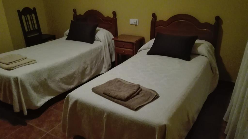 Hostal La Aldaba Hotel Montearagon Bagian luar foto