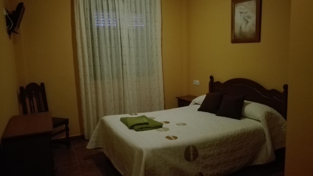 Hostal La Aldaba Hotel Montearagon Bagian luar foto